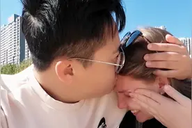 洋媳妇来到中国定居，过上了期盼的生活，在海边流下了幸福的泪水视频封面