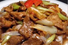 厨师长教你“葱爆羊肉”的家常做法，步骤详细，葱香浓郁嫩而不膻视频封面