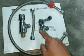 老水工教你这样安装水龙头下面的钢丝软管，不管过多少年，都好拆