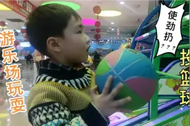 儿子吃饭不认真，像个话痨说个不停，心心念念想去游乐场如他所愿视频封面