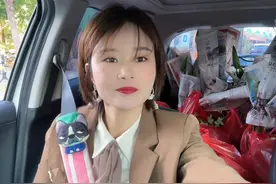 粉丝定的花，亲自送过去，还有点花货车装不完就放我车上送过去