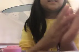 先给皮皮做面膜啊，顺便大家也学一下，大家一定要大声点才能听见视频封面