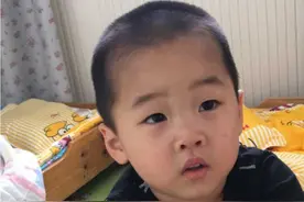 聋人夫妇的儿子最近喜欢看平板动画片，但是他喜欢近看，眼睛不好视频封面