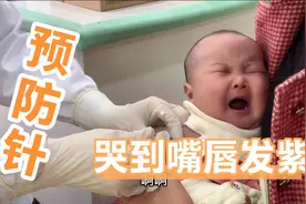 4个月宝宝打预防针，连打2针，哭到嘴唇发紫，宝妈吓坏啦视频封面