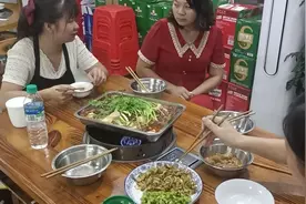 一群美女陪老表一起吃宵夜，吃的太饱了！视频封面