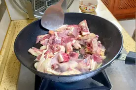 生炒鸭的家常做法，湖南特色菜，香辣开胃越嚼越香，超下饭。