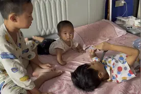 哥哥的小伙伴来家里一起约哥哥去玩了……两个人一起带弟弟玩视频封面
