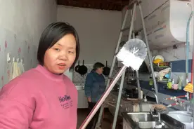 天气暖和农村媳妇又开始不停歇干活，婆婆忙打下手，把饼烙糊了视频封面