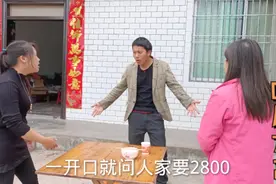 搞笑剧：服务员不慎水洒客人身上，被小伙索赔2800，结果悔不当初视频封面