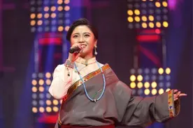 藏歌:一首《幸福一家人》  藏族美女温柔的歌声，笑容醉美