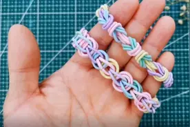 解锁2种用皮筋编制的手链方法、简单又可爱、做情侣手链相当不错视频封面