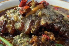 经典江湖菜“水煮烧白”你吃过吗？麻辣鲜香，耙糯不腻，太爽了