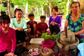 农村美食烹饪，制作模具烤饼，金黄灿灿，配蔬菜沙拉，太好吃了