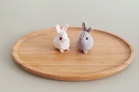 钩织拟真小兔子教程|迷你版小兔子可做发夹、发圈、家居装饰等视频封面