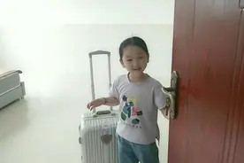 小妹妹拖着行李箱准备去哪里？她居然说是我要去上班视频封面