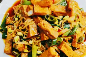 家常菜“黄豆芽烧豆腐＂做法简单，营养开胃又下饭，地道的农家菜视频封面
