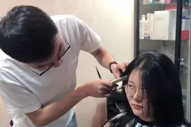 媳妇留了多年的长发，被理发师一刀剪短，气得翻白眼，剪完丑死了视频封面