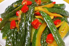 原来腌黄瓜这么简单，两个小时就能吃，酸甜爽脆，太实用了，解馋视频封面