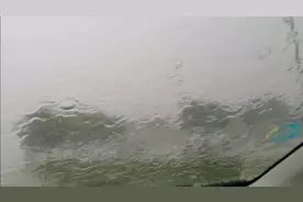 10月3日蓟州区大雨，高速不敢开了，在服务区避雨！大家注意安全