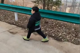 儿子今天逃学不去上学，带儿子来山上转转。视频封面