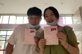 结婚半年终于领结婚证，倩倩内心十分不满意，而小王领证后大变脸视频封面