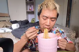 打工仔在卧室吃方便面，2块钱袋装，没有床单，直接睡在床垫上视频封面