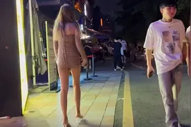 花花世界迷人眼，美女这个身材，在我们村绝对第一了……视频封面