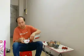 我做了个筒骨炖莲藕，再配点沙姜酱，单身一个人也要吃好喝好