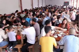 广西博白县王氏拜祖，在外面的村民都赶回村里参加，比过年还热闹视频封面