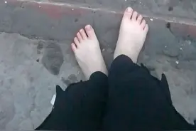 下雨天光脚出去玩视频封面