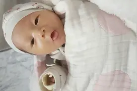 宝宝想吃奶不给吃？表情太搞笑了，还不哭，这是个天使宝宝？视频封面