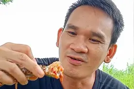 泰国🇹🇭大哥做了具有泰国特色的生腌螃蟹🦀️每个都是满满的蟹膏视频封面