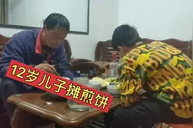 12岁儿子在父亲的教导下摊煎饼，父亲教出真正男子汉，菠菜炒鸡蛋视频封面