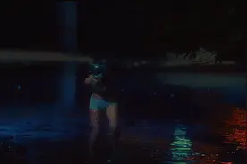 这个女生头被塑料袋裹着，被屠夫虐待数日，却意外逃脱。视频封面