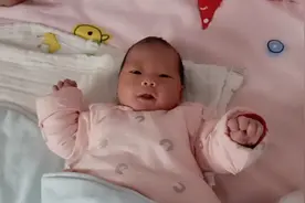 甜甜长大了，喜欢把手从被子里拿出来玩，二妹就给她穿上了小外套视频封面