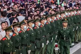 五一前夜，长沙五一广场和步行街，武警排成人墙，交警指挥过马路视频封面