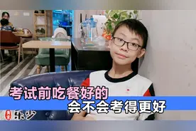 考试前爸爸带乐乐吃他最喜欢的披萨，战斗力不错，两人吃完三人份