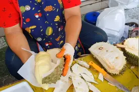 泰国路边榴莲摊 挑了个8斤金枕，刚开出两房果肉就满满一大盘？视频封面