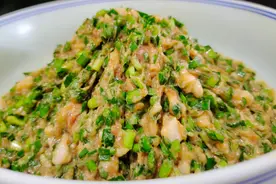 调韭菜饺子馅，牢记“三不放加两样”的诀窍，鲜嫩多汁，不腥不柴视频封面