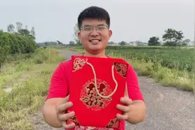 公公发来语音消息萌萌放给张龙听，情人节张龙送神秘礼物给萌萌！视频封面