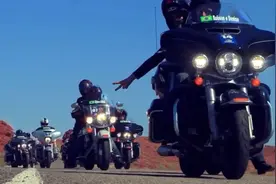 不管生活多么一地鸡毛，至少骑着摩托的时候，我的心是自由的。