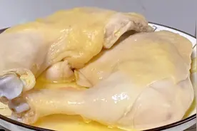 广东传统名菜隔水蒸鸡的做法，原汁原味口感嫩滑多汁，做法超简单