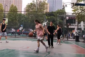 女生和男生一起打篮球比赛，只要女生不尴尬，尴尬的就是男生视频封面