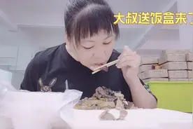 广西三哥大叔太好啦，给我们送免费饭盒吃 ，太有食欲味道杠杠的视频封面