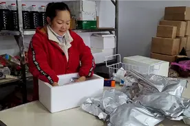 夫妻俩在农村拍视频卖土货，为了补贴家用，老婆自己养黑土猪卖视频封面