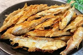 炸小鱼，切记别直接放面粉和淀粉，教你一招，出锅金黄酥脆超好吃