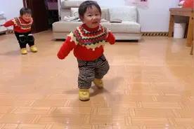 两岁双胞胎宝宝模仿老奶奶走路，逗得爸爸哈哈大笑，小姐妹太萌了视频封面