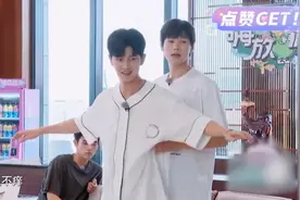 嗨放派# 任嘉伦被围起来挠痒痒，任嘉伦这魔性的笑声太上头了😂视频封面