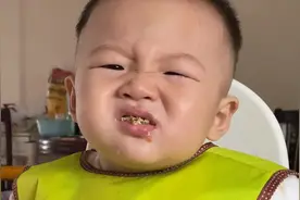 安徽24岁宝妈为儿子做秘制煎蛋，儿子一口接着一口，吃的很香呢！