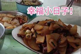 小娟下班一回家，看到老公忙着做饭，收拾屋子，真是感动又幸福！
